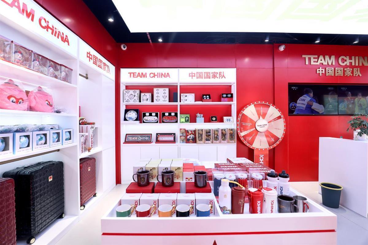 奧運(yùn)同款觸手可及 中國國家隊(duì)特許零售店湖北首店開業(yè)，掀起體育文創(chuàng)消費(fèi)新熱潮